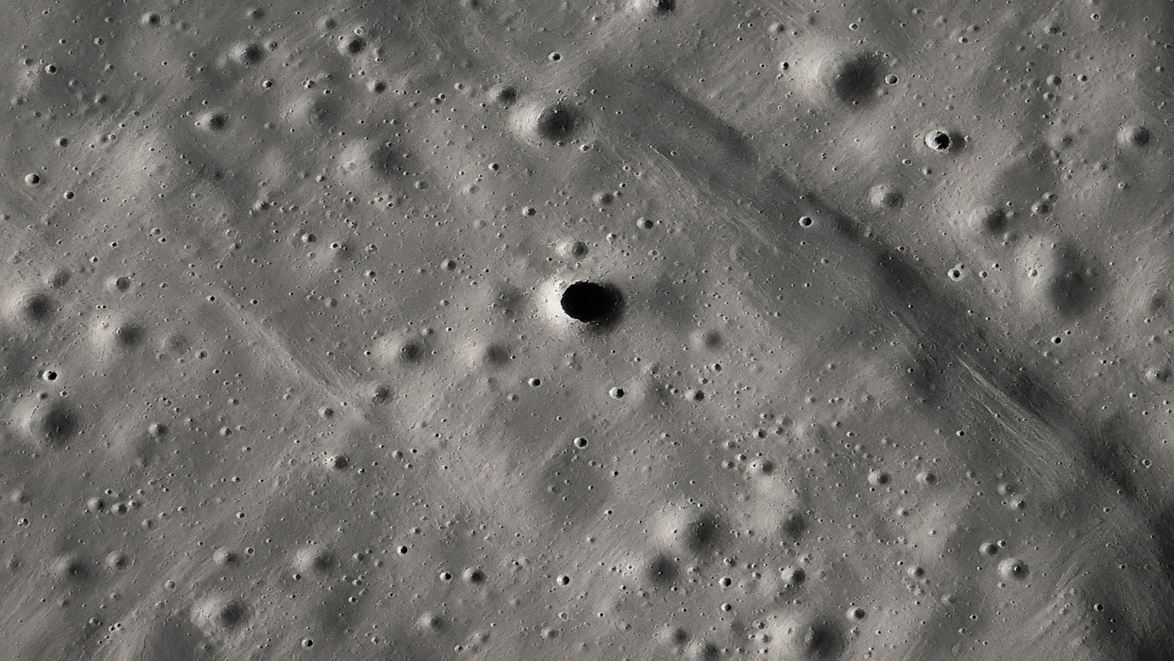 Imagen de la superficie lunar con la fosa Marius Hill, objetivo de la misión GIMLI de la NASA